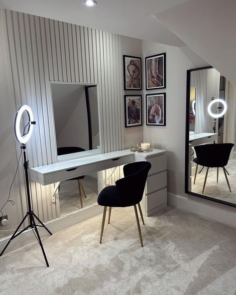 Gaming Room And Makeup Room, Beige And Black Dressing Room, Makeup Room Professional, Spare Room Makeup Room, Mirror With Study Table, Dressing Room Grey, Dressing Table Area Ideas, Make Up Areas In Bedroom, Bedroom Make Up Corner