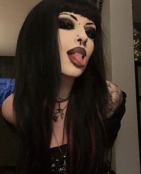 Tattoos Deftones, Goth Selfie Ideas, Goth Makeup Inspiration, Gothic Haircuts, Hot Goth Makeup, Goth Mommies, Goth Haircuts, Goth Aesthetic Makeup, Soft Gothic Makeup