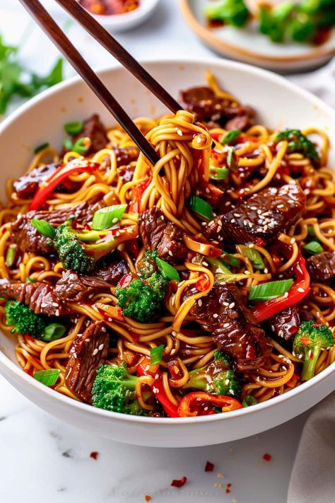 Damn Delicious Recipes Beef, Delicious Meal Recipes, Chili Beef Noodles, Noodles Dinner Recipes, Quick Gourmet Dinner, Quick Meal Ideas For Two, Tia Food Recipes, Beef Noodle Bowls Asian, Beef And Rice Noodle Recipes