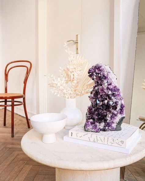 Crystal Living Room Decor, Amethyst Decor, Crystal Room Decor, Content Photos, Spiritual Room, Geode Decor, Crystal Photography, Meditation Room Decor, Crystal Room