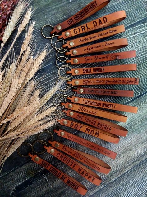 Leather Burning Ideas, Easy Leather Projects, Leather Keychain Ideas, Leather Keychain Diy, Mini Albümler, Diy Laser Engraver, Cowboy Crafts, Leather Goodies, Laser Cut Decor