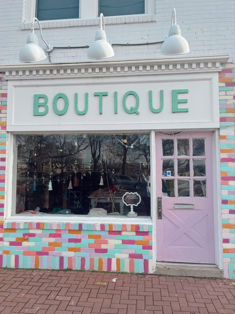 cute boutique colorful beach clothes Beach Boutique Exterior, Coastal Shopping Center, Fun Boutique Ideas, Beach Store Aesthetic, Tsitp Homescreen, Sophia Vibes, Swimsuit Boutique, Boutique Exterior, Online Boutique Ideas