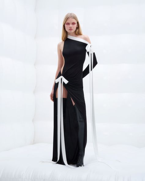 David Koma Pre-Fall 2024 [PHOTOS] Structured Fashion, Hollywood Costume, David Koma, Creation Couture, 2024 Fashion, 2024 Collection, Custom Dresses, Fall 2024, Pre Fall