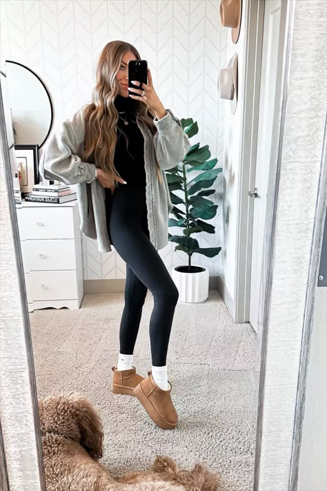 Platform Slippers Outfit, Mini Ugg Outfits, Casual Comfy Outfits, Slipper Outfit, Platform Outfit, Ugg Outfits, Mini Boots, Perfect Summer Outfit, Uggs Outfit