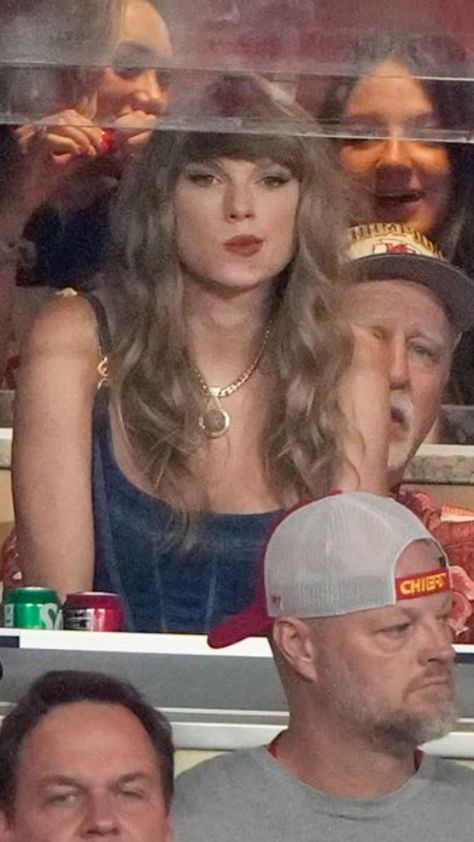 Photos Of Taylor Swift, Chiefs Game, Taylor Swift Fan Club, Estilo Taylor Swift, Taylor Swift Cute, Swift Photo, Taylor Swift Funny, Taylor Swift Videos, Taylor Swift Wallpaper