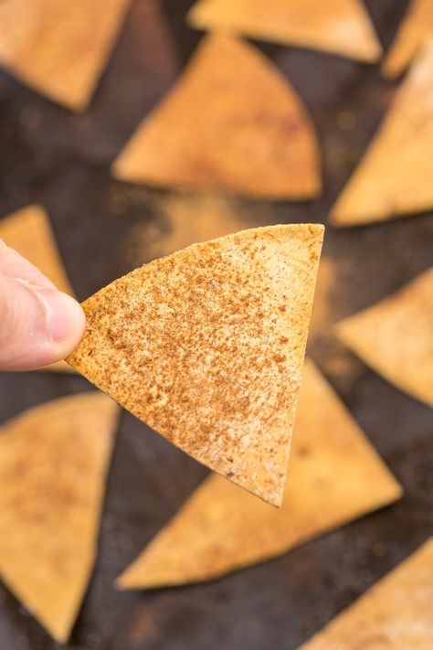 Pitas Cinnamon Pita Chips, Easy Homemade Snacks, Healthier Baking, Baked Pita Chips, Guilt Free Snacks, Cinnamon Recipes, Vegan Sugar, Pita Chips, Paleo Snacks