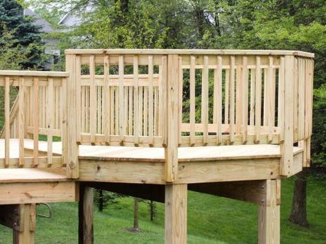 Explore options for deck railings, from ornate designs to simple, functional styles. Reling Design, Deck Handrail, Wood Deck Railing, Porch Railing Designs, Railing Designs, Deck Balusters, Deck Railing Design, Modern Deck, Railing Ideas