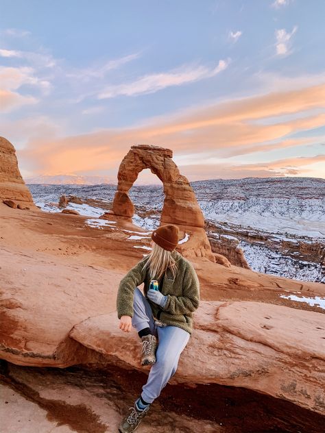 Arches National Park Picture Ideas, Sedona National Park, National Parks Picture Ideas, Arches National Park Photo Ideas, Arches National Park Aesthetic, National Park Instagram Pictures, Zion National Park Outfit, National Park Photo Ideas, Nature Girlie