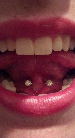 Call me weird but I sorta want a web piercing Its easy to hide and is in a different spot I also like the jewelry of this one Snakebites Piercings, Tongue Web, Snake Eyes Tongue Piercing, Tattoos Ear, Tongue Web Piercing, Web Piercing, Snake Eyes Piercing, Piercings Lip, Piercings Tragus