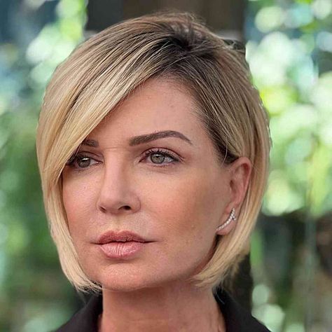 Short Blonde Bobs, Bob Haircut For Fine Hair, Honey Blonde Hair, Haircuts For Fine Hair, Short Hair Haircuts, Hairstyles For Women, Short Bob Hairstyles, Short Hair Cuts For Women, Short Hairstyles For Women