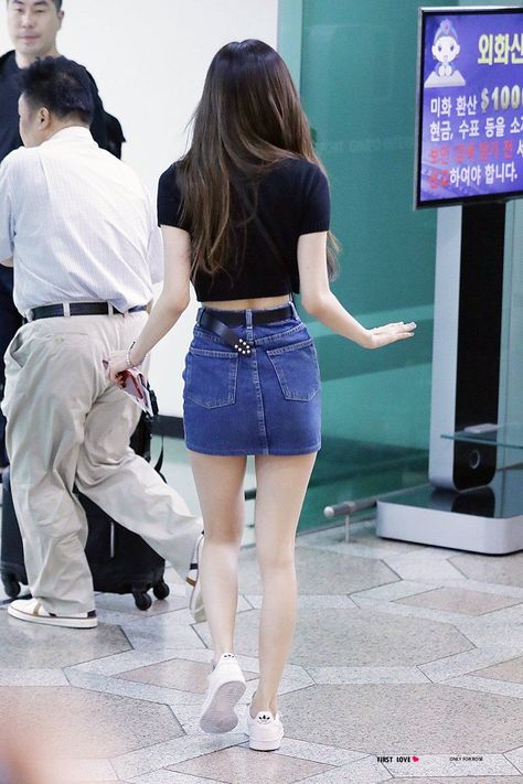 BLACKPINK's Rosé Reveals Her Legendary Waist Through A Tiny Crop Top — Koreaboo Tiny Crop Top, Rose Fashion, Girl Crushes, 가을 패션, Airport Style, Blackpink Fashion, Blackpink Rose, Kpop Outfits, Looks Style