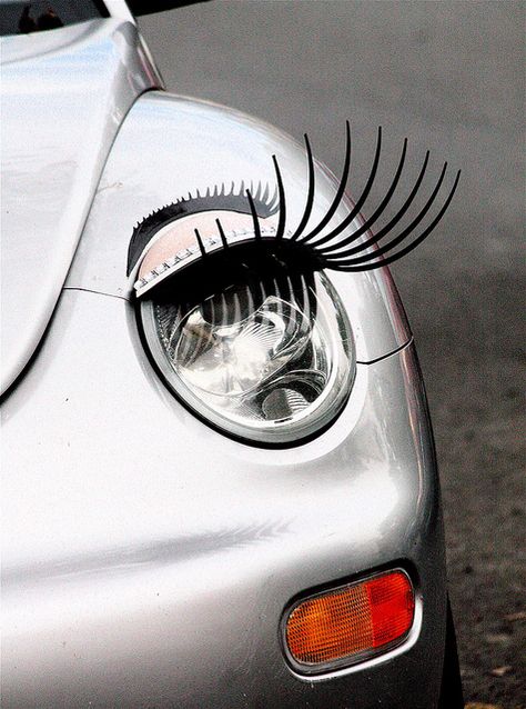 VW Bug - the only car on which eyelashes are appropriate. If I had one I sure as heck would do that!! Car With Eyelashes, Volkswagen Accessories, Jetta Tsi, Punch Buggy, Lamborghini Luxury, Vw Logo, Slug Bug, Customized Cars, Cars Ferrari