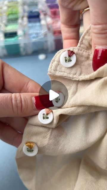 Tela, Patchwork, Embroidered Button Down, Button Embroidery Ideas, Button Embroidery Design, Embroidery Buttons, Button Embroidery, Mask Embroidery, Embroidered Buttons