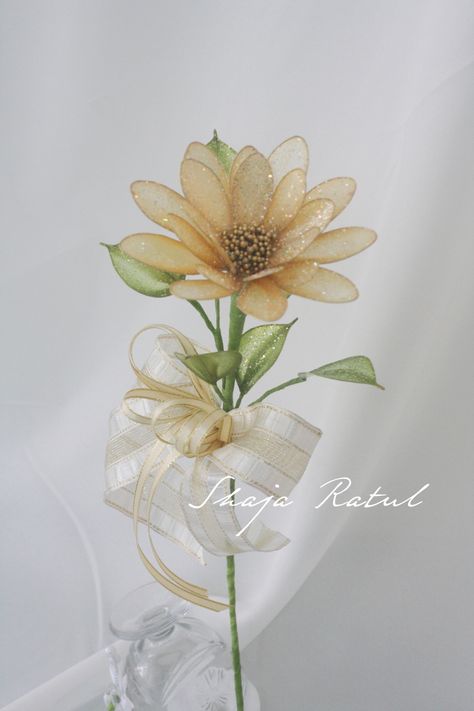 Hand made flower from Qdip Champagne Daisy. ( Bunga dip daisy gold champagne ) Bunga Pahar, Bunga Rampai, Dip Art, Stocking Flowers, Copper Wire Art, Nylon Flowers, Creative Wedding Gifts, Crystal Flowers, Malay Wedding