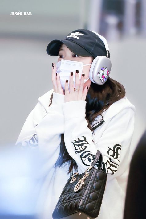 cr. CHINA JISOO BAR (@KimjisoofcChina) on Twitter Icn Airport, A Coffee, Headphones, China, Bar, On Twitter, Coffee, Twitter