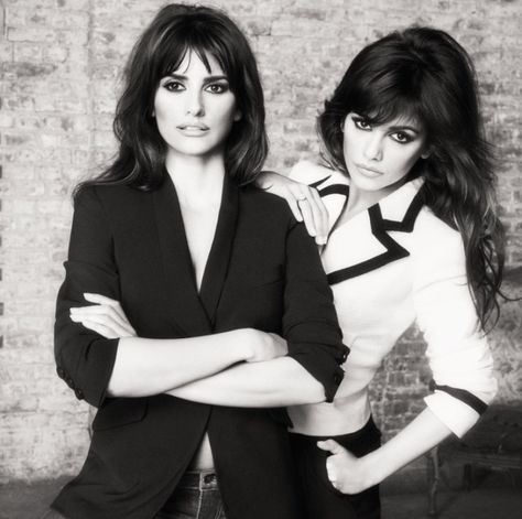 Penélope y Mónica Cruz Portret Photography, Famous Sisters, Vicky Cristina Barcelona, Olsen Twins Style, Celebrity Siblings, Super Model, Stylish Celebrities, Master Piece, Penelope Cruz