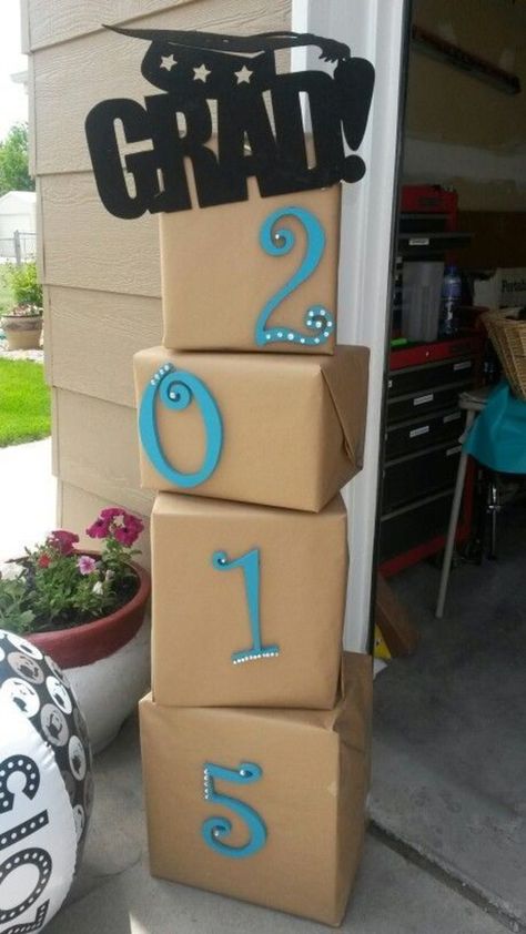 Pallet Graduation Ideas, Graduation Picture Boards, Grad Party Centerpieces, Farewell Party Decorations, Unique Graduation Party Ideas, Diy Graduation Decorations Party, Outdoor Graduation Parties, Outdoor Graduation, Graduation Crafts