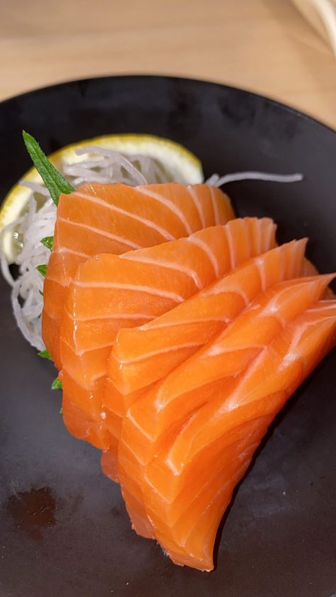 Salmon Sashimi Aesthetic, Sashimi Aesthetic, Japan Lifestyle, Salmon Sashimi, Light Appetizers, Food Drinks Dessert, Japan Food, Food Obsession, Pretty Food