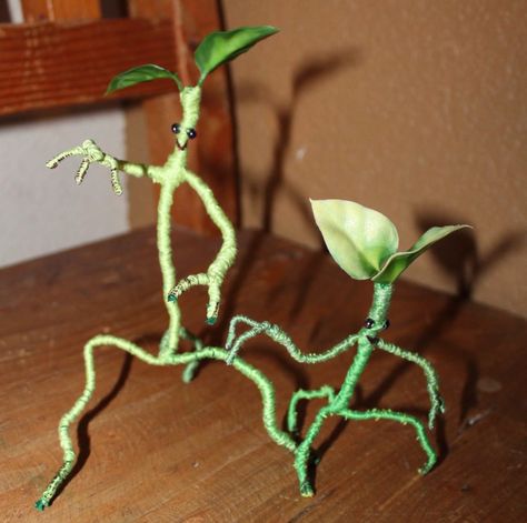 Create a your own little bowtruckle friend with this "Fantastic Beasts" inspired DIY. Harry Potter Weihnachten, Harry Potter Christmas Decorations, Hogwarts Party, Cumpleaños Harry Potter, Stile Harry Potter, Harry Potter Christmas Tree, Hantverk Diy, Harry Potter Classroom, Harry Potter Bedroom