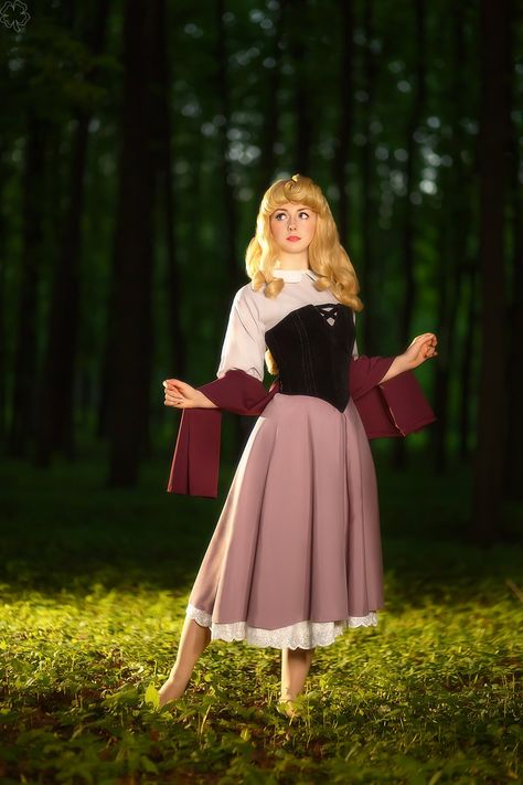 Sleeping Beauty-Briar Rose Sleeping Beauty Cosplay, Princess Costumes For Girls, Sleeping Beauty Costume, Disney Princess Cosplay, Halloween Princess, Cosplay Photography, Diy Kostüm, Princess Cosplay, Disney Princess Dresses