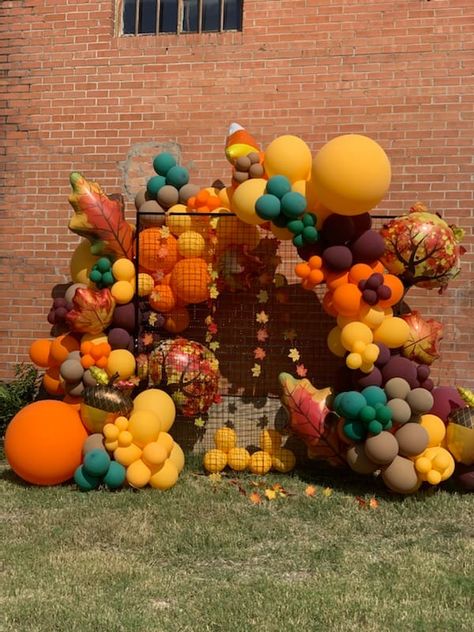 Thanksgiving Balloon Garland, Balloon Centerpieces Diy, Pumpkin Decorating Party, Pumpkin Patch Birthday Party, School Fall Festival, Pumpkin Patch Birthday, Thanksgiving Party Decor, Thanksgiving Garland, Fall Party Decorations