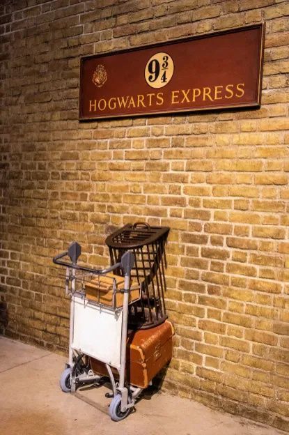 Platform 9 and 3/4 at the Wizarding World of Harry Potter in London Hogwarts Express Wallpaper, Harry Potter Play, Harry Potter London, Harry Potter Props, Potter Studio, Harry Potter Studio Tour, Harry Potter Classroom, Kings Cross Station, Harry Potter Background