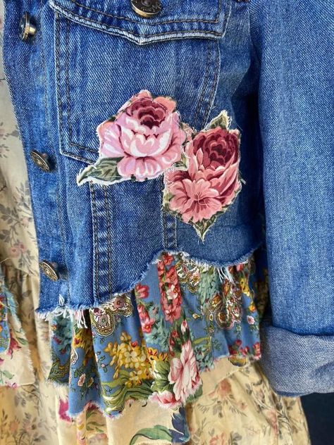 Altered Denim Jacket, Boho Denim Jacket Diy, Upcycled Jean Jackets Ideas, Jean Jacket Embellishments Ideas, Jean Jacket Refashion, Denim Jacket Diy Upcycling, Upcycled Jean Jacket, Jean Jacket Diy Upcycling, Upcycled Fashion Refashioning