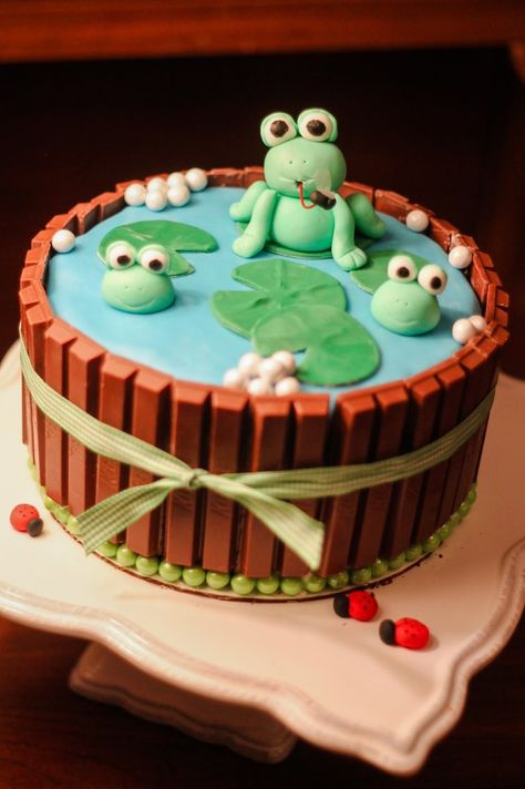 Frogs In The Pond Kit-kat cake decorated with fondant and kit-kat candies. Frog figurines are fondant as well. Inspired by Pigs in the Mud... Frog Cake Ideas, Pond Cake, Kitkat Cake, Kit Kat Cake, Frog Cake, Cake Liner, Cake Decorating With Fondant, Summer Cakes, Tasty Baking