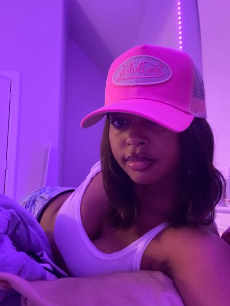 Pink Dad Hat For Streetwear In Spring, Pink Hat Outfit Baseball Caps, Adidas Cap Outfit, Casual Pink Dad Hat For Streetwear, Spring Streetwear Pink Dad Hat, Pink Hats For Spring Streetwear, Pink Cap Outfit, Fitted Cap Outfit Black Women, Pink Hat Outfit