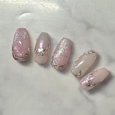 Pink Cats Eye Nails Design Ideas, Pink Cat Eye Nails Design, Short Ballerina Nails Designs, Mirror Nails Design, Car Eye Nails, Nail Cat Eye Design, Chrome Cat Eye Nails, Cat Eye Chrome Nails, Gel Nail Pink