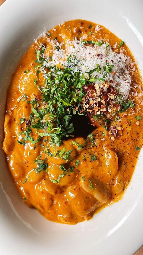 BEANS ALLA VODKA, just like penne alla vodka, but beans - creamy butter beans coated in a silky, spicy vodka sauce served with… | Instagram Spicy Vodka Sauce, 20 Minute Dinners, Penne Alla Vodka, Alla Vodka, Vodka Sauce, Butter Beans, Meatless Meals, Vegan Foods, Veggie Dishes