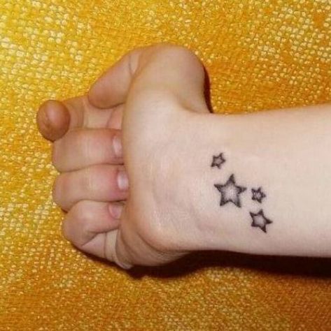 Stippled Star Tattoo, Gradient Star Tattoo, 7 Stars Tattoo, Cute Stars Tattoo, Star Tattoos Aesthetic, Stars Tattoo Aesthetic, Star Tattoo On Stomach, Star Tattoos Y2k, Tattoo ;