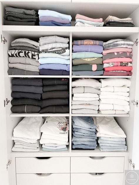 Organisation, Small Wardrobe Organisation, Wardrobe Makeover Ideas, Organisation Aesthetic, Cupboard Clothes, Organise Your Wardrobe, Folding Wardrobe, Closet Organisation, Aesthetic Tips