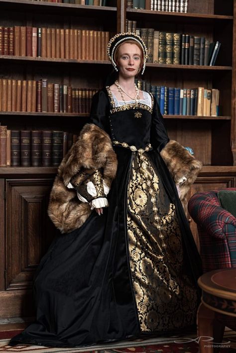 1400s Royal Fashion, 1500s German Fashion, Tudor Fashion Aesthetic, 1500s Dresses Royal, Tudor Era Fashion, Elizabethan Era Fashion, Tudor Period Outfit, 1550s Fashion, 1400s Dresses