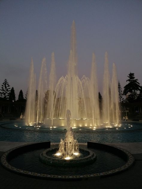 Aesthetic Water Fountain, Luxury Water Fountain, Old Money Mansion Entrance, Driveway With Fountain, Big Water Fountain, Wedding Water Fountain, Huge Fountain, Royal Fountain, Fontaine Aesthetic