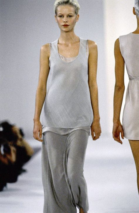 Emma Balfour, Nadja Auermann, Monochrome Palette, Minimalist Fashion Women, Anti Fashion, Fashion 90s, Rei Kawakubo, Calvin Klein Collection, 1990s Fashion