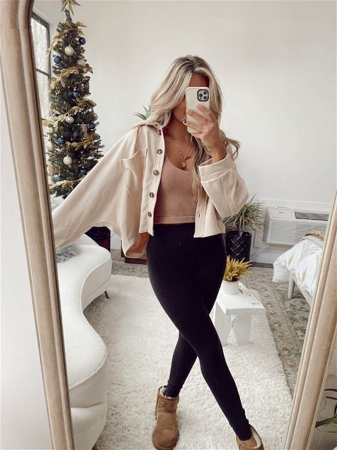 30+ Stunning Black Leggings Outfits For Winter & Fall You Need To Try ASAP | Looking for casual leggings outfits that are perfect for school and for work? Or, are you after leggings outfits that are dressy and for going out or a night out? I got you! These 30+ stunning outfits with leggings are perfect, no matter your occasion! #leggingsoutfits #blackleggingsoutfits #falloutfits #winteroutfits #outfitswithleggings Black Leggings Outfits, Stile Blair Waldorf, Adrette Outfits, Lane 201, Look Legging, Black Leggings Outfit, Leggings Outfits, Fest Outfits, Legging Outfits