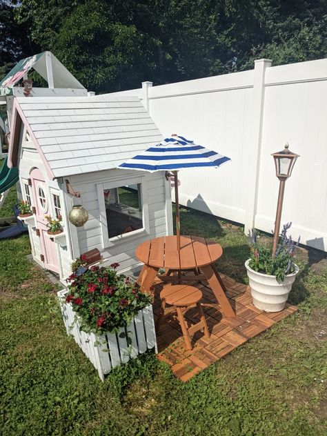 Playhouse Flower Bed, Playhouse Set Up Ideas, Diy Kid Play Area Outside, Playhouse In Garden, Play House Accessories Outdoor, Toddler Playhouse Outdoor, Kidcraft Playhouse Makeover, Play House Ideas Backyard, Playhouse Landscaping