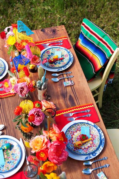 Chic Mexican Inspired Tablescapes for Your Fiesta Mexican Themed Weddings, Mexican Table, Fiesta Wedding, Mexican Party Theme, Mexican Christmas, Fiesta Theme, Mexican Dinner, Boda Mexicana, Mexican Decor