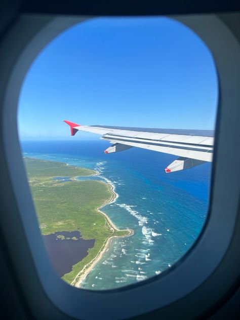 Airplane, Beautiful View, Punta Cana, Ocean View From Airplane Window, Bright Blue Ocean, Green Grass Vacaciones Aesthetic, Cartagena Aesthetic, Punta Cana Aesthetic, Punta Cana Travel, Aesthetic Airplane, Summer Picture Poses, Vacation Locations, Airplane Window, Senior Trip