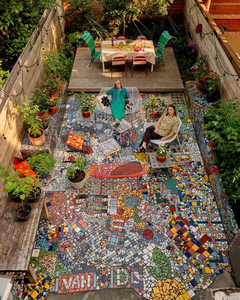 Backyard Mosaic, Diy Patio Garden, Patio Redo, Garden Landscaping Ideas, Mosaic Art Diy, Mosaic Garden Art, Bed Stuy, Garden Paving, Mosaic Tile Art