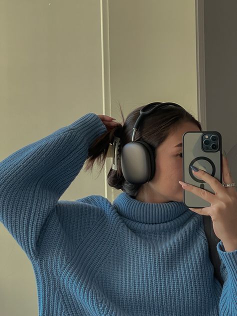 Grey Airpods Max Aesthetic, Headphones Asthetic Pic, P9 Headphone Outfit, Black Apple Headphones Aesthetic, Headphones Apple Aesthetic, Chunky Headphones Aesthetic, Airpods Max Space Grey Aesthetic, Space Grey Airpods Max Aesthetic, Space Gray Airpods Max Aesthetic