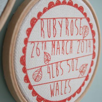 Small Birth hoop print red on sand Stitch Things, Personalised Embroidery, Baby Christening Gifts, Hoop Frame, Birth Sampler, Wooden Embroidery, Gender Neutral Colors, Wooden Embroidery Hoops, Baby Frame