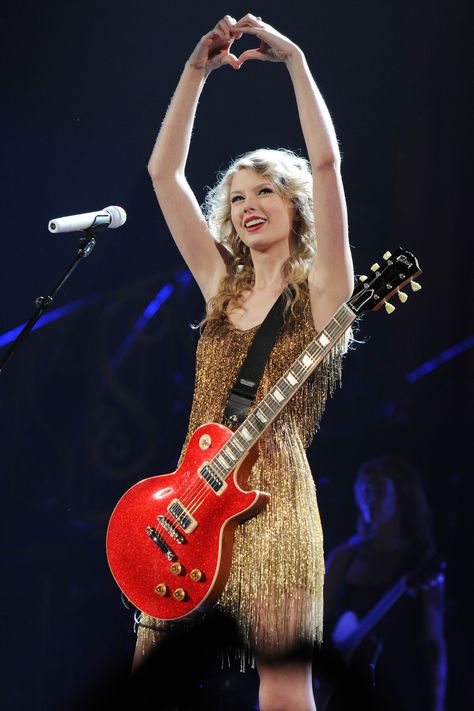 Photo Of Taylor Swift, Speak Now World Tour, Taylor Swift Guitar, Taylor Swift Fotos, Photos Of Taylor Swift, Taylor Swift Party, Taylor Swift Tour Outfits, Taylor Swift Speak Now, Swift Tour