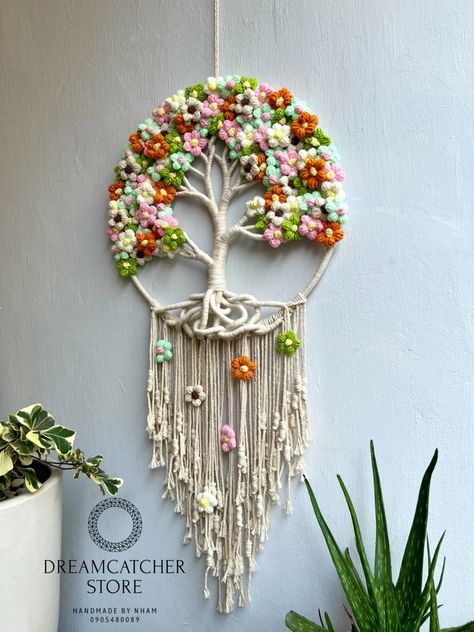 Dried Flower Macrame, Wall Hanging With Flowers, Macrame Tree Of Life, Tree Of Life Macrame, Macrame Flowers, Macrame Plant Hanger Patterns, Macrame Dream Catcher, Wall Hanging Designs, Feather Wall Hanging