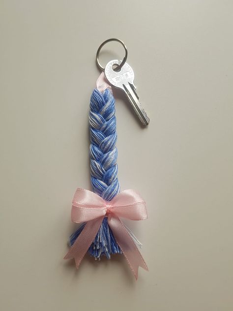 Cute Key Chains Diy, Handmade Keychain Ideas, Handcraft Ideas For Kids, Handmade Keychains Diy Gift Ideas, Keychain Craft Ideas, Handmade Gifts For Friends Diy, Handmade Keychains Diy, Key Chains Diy Handmade, Diy Keychain Ideas Easy