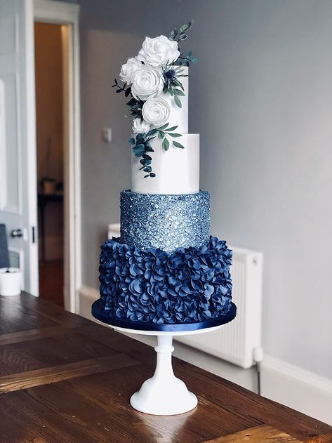 Blue And White Wedding Cake, Scottish Wedding Cakes, Botanical Cake, Kek Kahwin, Wedding Cake With Flowers, Quince Cakes, Fancy Wedding Cakes, Ruffle Wedding Cake, Cake With Flowers