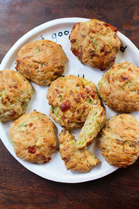 Leek Breakfast, Cheese Scones, Savoury Baking, Scone Recipe, Top Recipes, Vegan Cheese, Bread Rolls, Fruit And Veg, Leeks