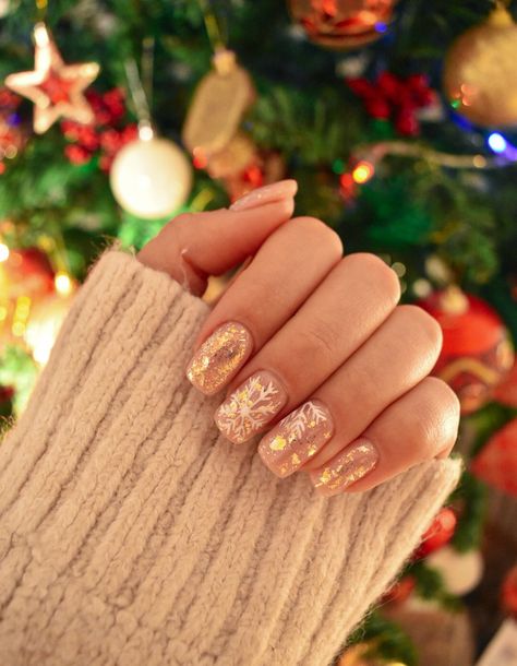 Golden Christmas Nails, White And Gold Snowflake Nails, Gold Snowflake Jewelry For Gifts, Gold Snowflake Earrings For Gifts, Festive Gold Snowflake Jewelry, Holiday Snowflake Shaped Gold Jewelry, Snowflake Nails, Winter Nail Art, Glitter Nail Art