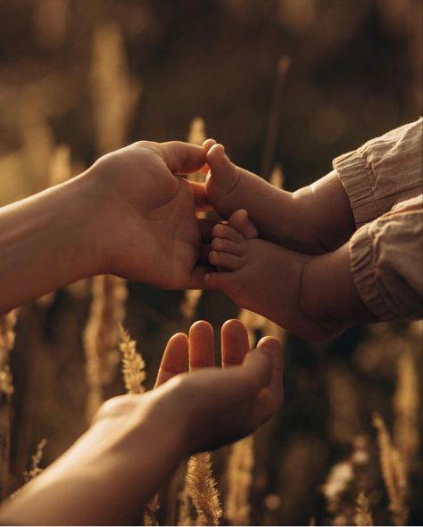 Family Outdoor Photoshoot Ideas, Motherhood Outdoor Photography, Hippie Family Photoshoot, Mommy And Me Summer Photo Shoot, Outdoors Newborn Photography, No Face Family Photos, Dreamy Family Photoshoot, Mama And Baby Photoshoot, 10 Month Old Photoshoot